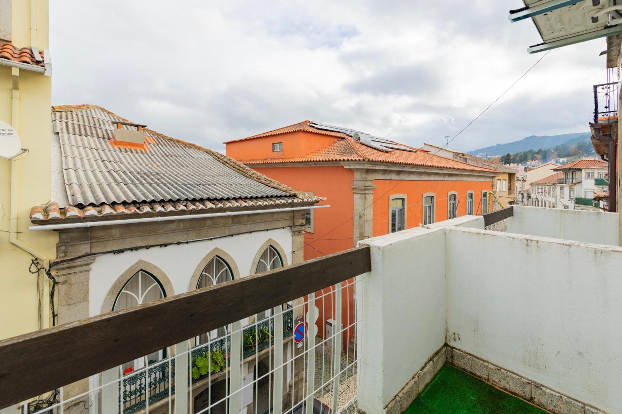 Cosy Remodeled Apartment In The City Center Fundão Екстериор снимка